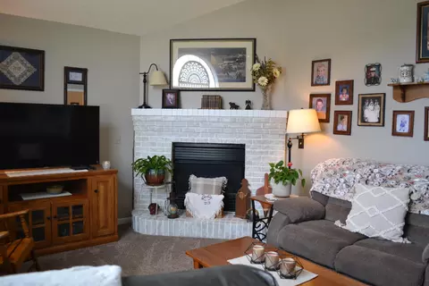Living - 5617 Calais Dr, Springfield, OH 45503 photo 1 of 6