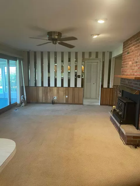 Living - 5384 Springfield Jamestown Rd, Springfield, OH 45502 photo 3 of 3