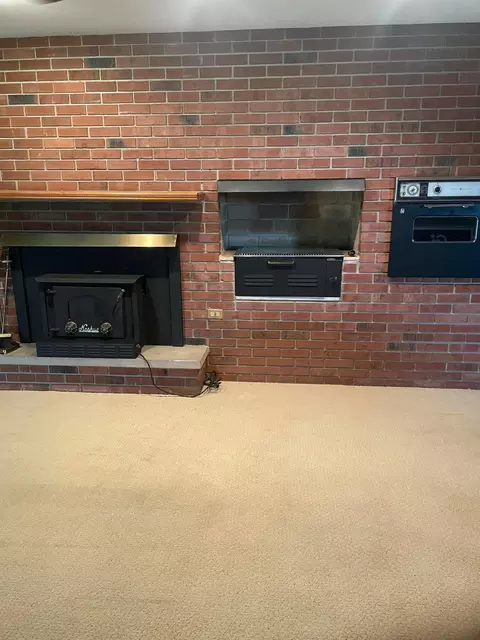 Living - 5384 Springfield Jamestown Rd, Springfield, OH 45502 photo 2 of 3