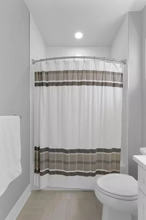 Bath - 935 Pullman Pl, Columbus, OH 43212 photo 2 of 8