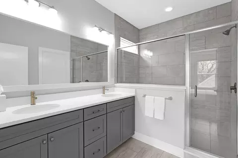 Bath - 935 Pullman Pl, Columbus, OH 43212 photo 3 of 8