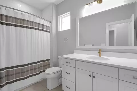 Bath - 935 Pullman Pl, Columbus, OH 43212 photo 1 of 8