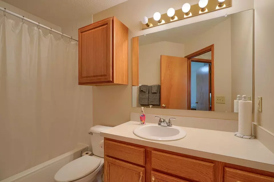 Bath - 6956 Greensview Village Dr, Canal Winchester, OH 43110 photo 2 of 2