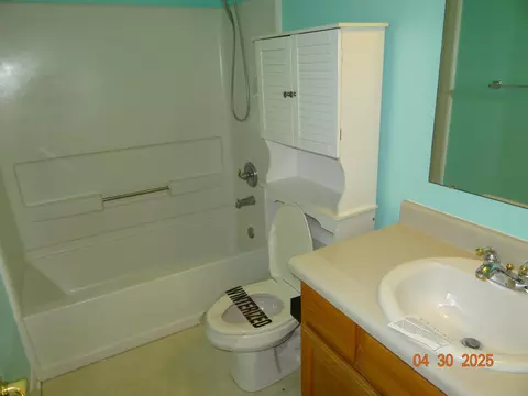 Bath - 3101 Windy Ridge Dr, Springfield, OH 45502 photo 2 of 4