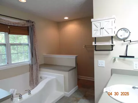 Bath - 3101 Windy Ridge Dr, Springfield, OH 45502 photo 3 of 4