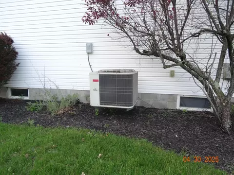 Exterior - 3101 Windy Ridge Dr, Springfield, OH 45502 photo 3 of 6