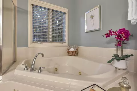 Bath - 6580 Dalmore Ln, Dublin, OH 43016 photo 3 of 9