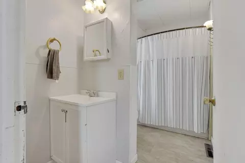 Bath - 1227 E Chestnut St, Lancaster, OH 43130 photo 1 of 2