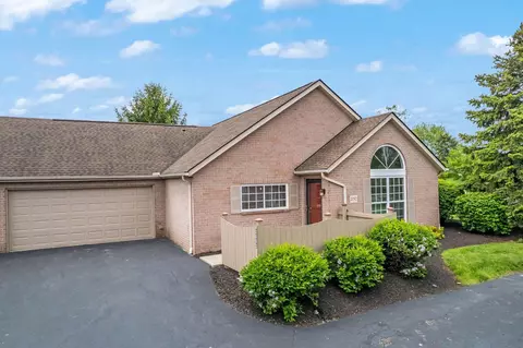 2052 Farmbrook Cir N, Grove City, OH 43123