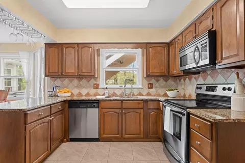 Kitchen - 115 Cottswold Dr, Delaware, OH 43015 photo 2 of 4