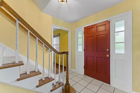 Entry Way - 115 Cottswold Dr, Delaware, OH 43015 photo 2 of 5