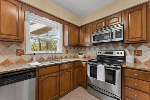 Kitchen - 115 Cottswold Dr, Delaware, OH 43015 photo 3 of 4