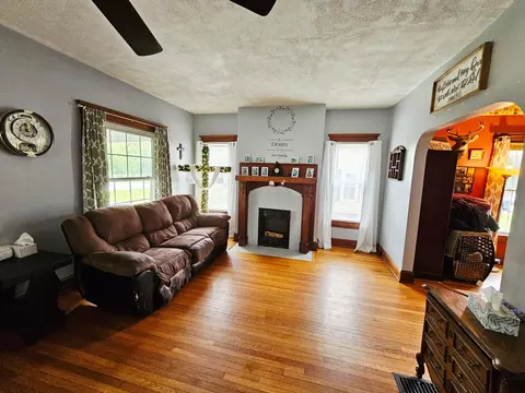 Living - 2707 Springfield Xenia Rd, Springfield, OH 45506 photo 2 of 3