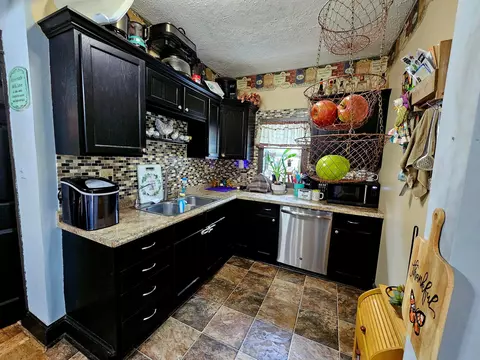 Kitchen - 2707 Springfield Xenia Rd, Springfield, OH 45506 photo 3 of 4