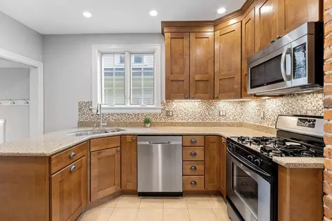 Kitchen - 389 E Tulane Rd, Columbus, OH 43202 photo 2 of 5