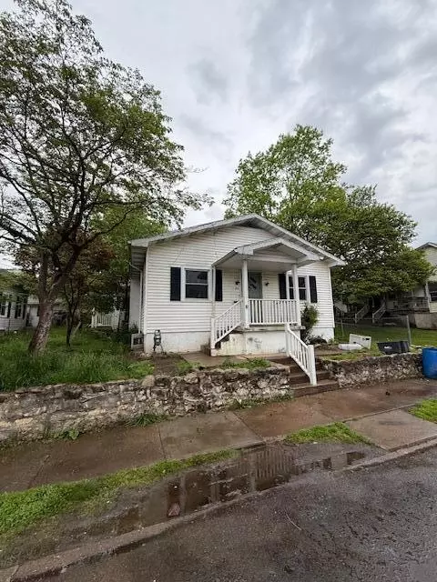 64 Spring St, Glouster, OH 45732