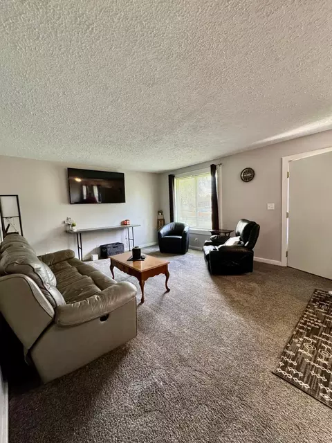 Living - 965 Bikini Dr, Marion, OH 43302 photo 3 of 4