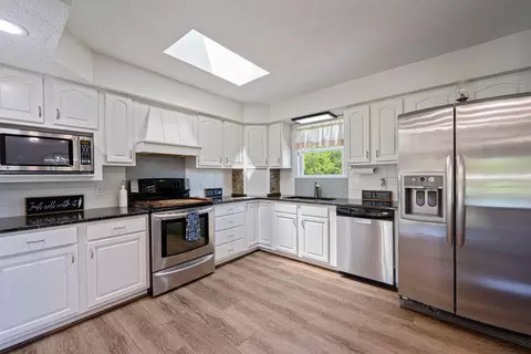 Kitchen - 7684 Stout Rd, Circleville, OH 43113 photo 3 of 5