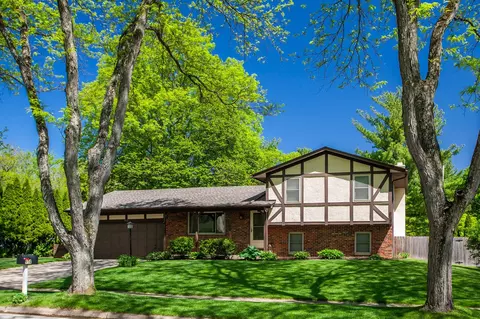 912 Middlebury Dr S, Worthington, OH 43085