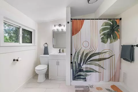 Bath - 357 E Welch Ave, Columbus, OH 43207 photo 3 of 4