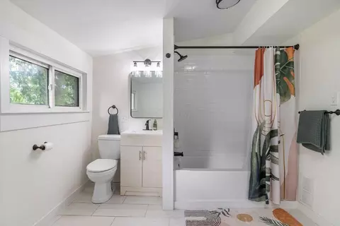 Bath - 357 E Welch Ave, Columbus, OH 43207 photo 4 of 4