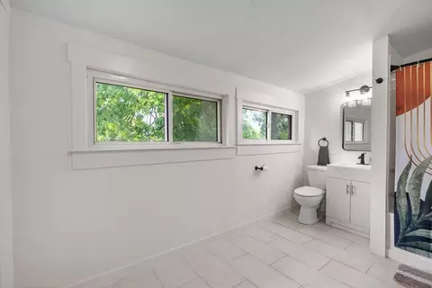 Bath - 357 E Welch Ave, Columbus, OH 43207 photo 2 of 4