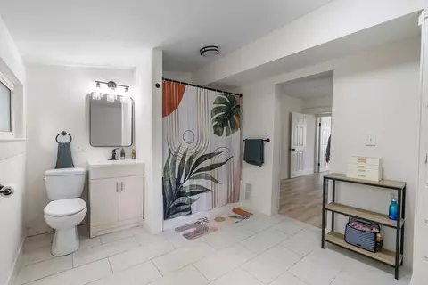 Bath - 357 E Welch Ave, Columbus, OH 43207 photo 1 of 4