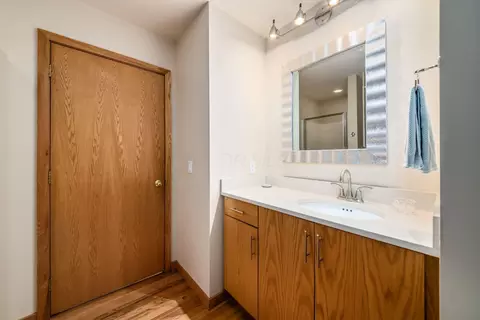 Bath - 359 E Longview Ave, Columbus, OH 43202 photo 1 of 8
