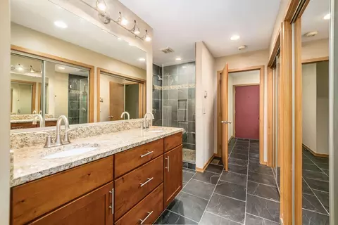 Bath - 359 E Longview Ave, Columbus, OH 43202 photo 2 of 8