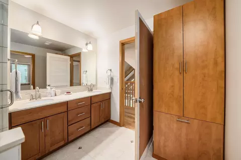 Bath - 359 E Longview Ave, Columbus, OH 43202 photo 8 of 8