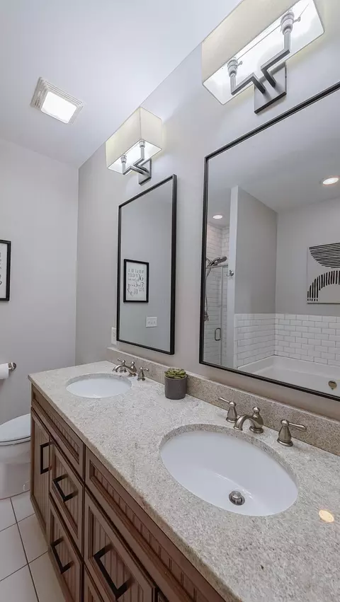 Bath - 163 E 3rd Ave, Columbus, OH 43201 photo 3 of 11