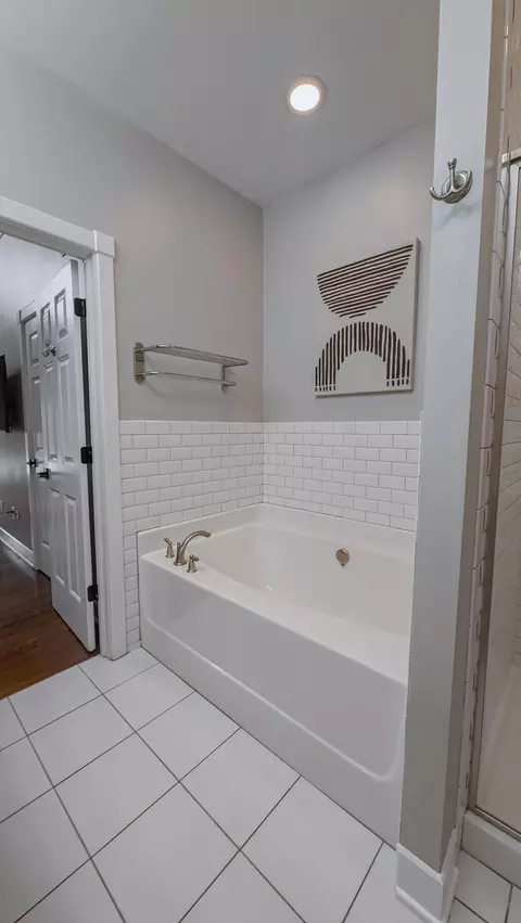 Bath - 163 E 3rd Ave, Columbus, OH 43201 photo 6 of 11