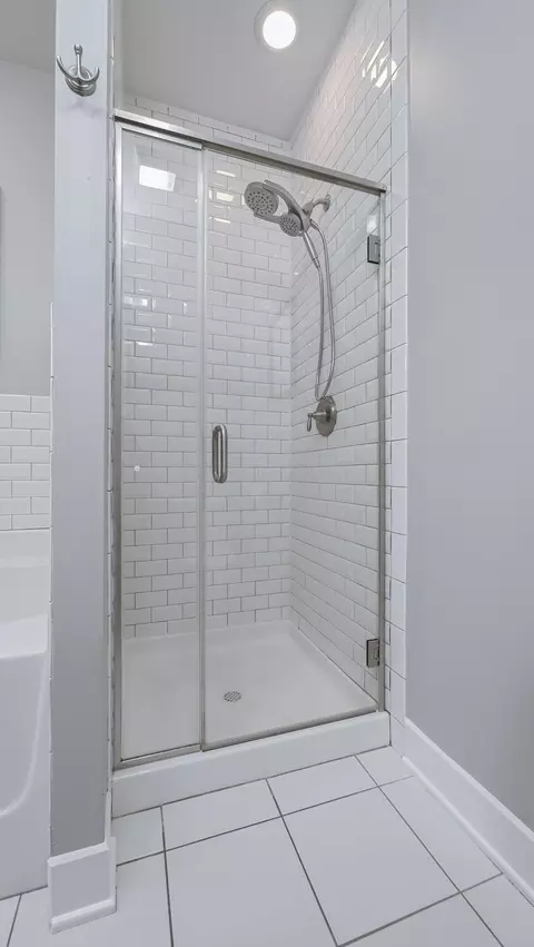 Bath - 163 E 3rd Ave, Columbus, OH 43201 photo 4 of 11