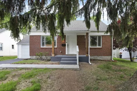 109 Sharon Springs Dr, Worthington, OH 43085