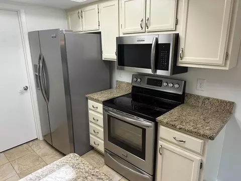 Kitchen - 6667 Heatherstone Loop, Dublin, OH 43017 photo 2 of 3