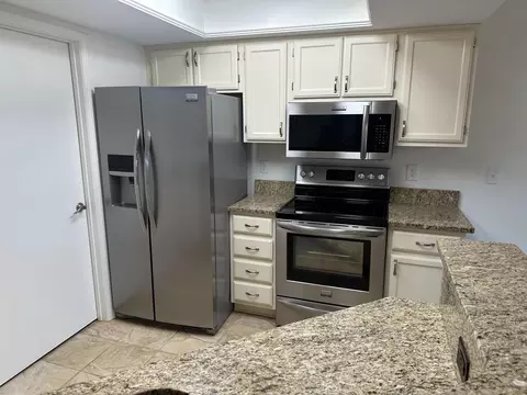 Kitchen - 6667 Heatherstone Loop, Dublin, OH 43017 photo 1 of 3