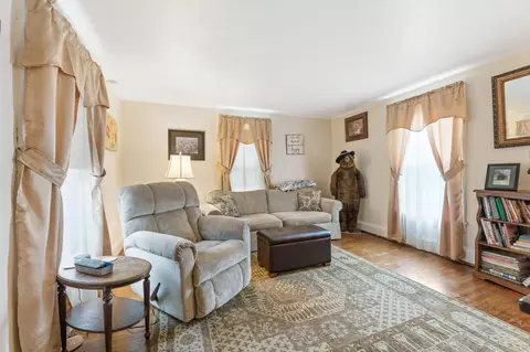 Living - 281 E Central Ave, Delaware, OH 43015 photo 1 of 3