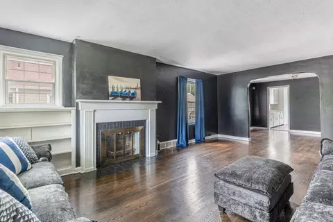 Living - 624 W 1st St, Springfield, OH 45504 photo 2 of 4