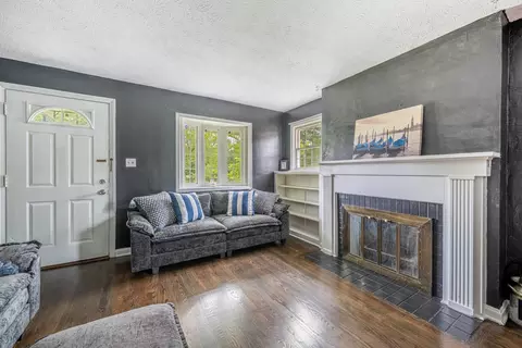 Living - 624 W 1st St, Springfield, OH 45504 photo 3 of 4