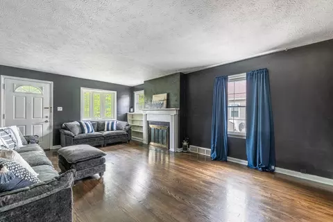 Living - 624 W 1st St, Springfield, OH 45504 photo 1 of 4