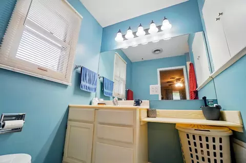 Bath - 701 Hartford Dr, Springfield, OH 45503 photo 2 of 6