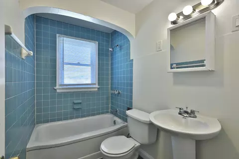 Bath - 784 E Mithoff St, Columbus, OH 43206 photo 2 of 2