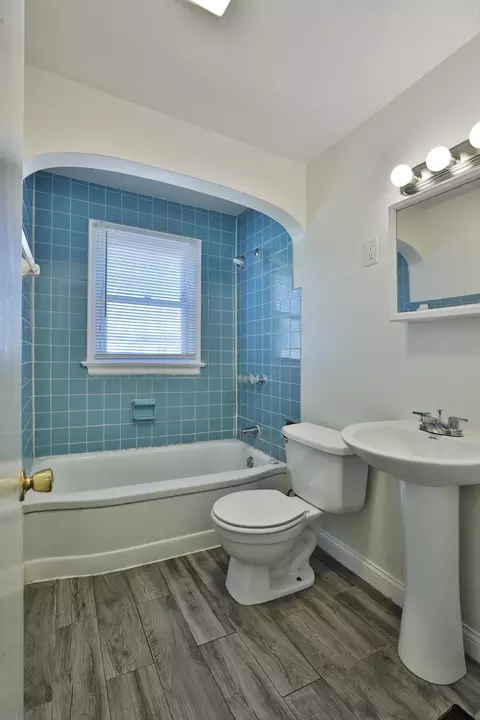 Bath - 784 E Mithoff St, Columbus, OH 43206 photo 1 of 2