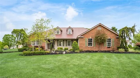 5365 Pine Valley Dr, Zanesville, OH 43701