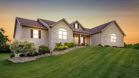 10 Thornberry Dr, Thornville, OH 43076