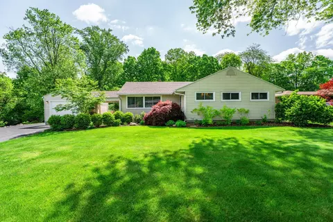 320 Woodview Dr, Springfield, OH 45504