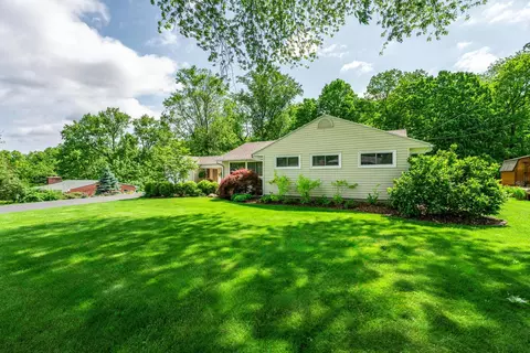 320 Woodview Dr, Springfield, OH 45504 photo 2