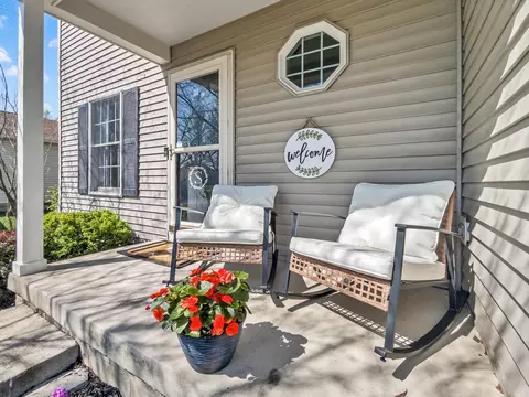 Exterior - 4097 Garrard Dr, Obetz, OH 43207 photo 4 of 10