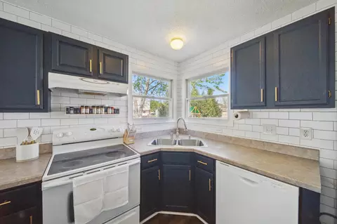 Kitchen - 4097 Garrard Dr, Obetz, OH 43207 photo 1 of 5