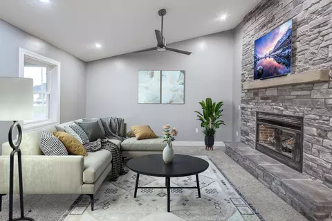 228 E Walnut St, Danville, OH 43014